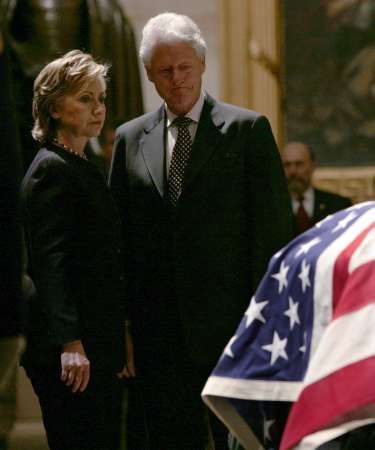 Manželé Clintonovi u rakve s Geraldem Fordem