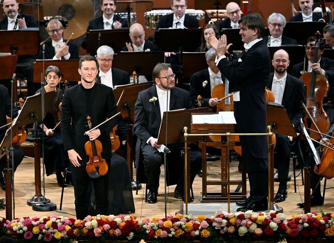 Na snímku z novoročního koncertu České filharmonie jsou houslista Josef Špaček a dirigent Tomáš Netopil.