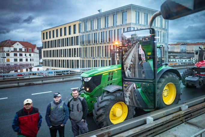 Protest části zemědělců s traktory v Praze na magistrále a před ministerstvem zemědělství, 19. 2. 2024.