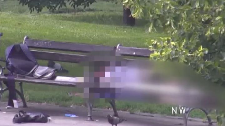 Opilá dvojice souložila před Hlavním nádražím. Žena po zadržení strážníka poplivala; Zdroj foto: Městská policie hl. m. Prahy
