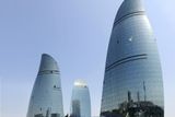 Vítěz kategorie: Nejlepší hotel & turistická oblast Baku Flame Towers Baku, Ázerbájdžán Developer: Azinko Development MMC Architekt: HOK International Ltd.  Tři hotelové věže ve tvaru plamene s naoranžovělými skleněnými tabulemi získaly letos cenu MIPIM jako nejlepší hotelový komplex. Pro Ázerbájdžán představují jednu z nejpozoruhodnějších staveb, která kdy byla v této zemi postavena. Byly navrženy tak, aby vás při pohledu na panorama metropole Baku ihned upoutaly. Jejich vzhled má odrážet místní historii, ve které se snoubí oheň a zemní plyn i odvážná budoucnost země.