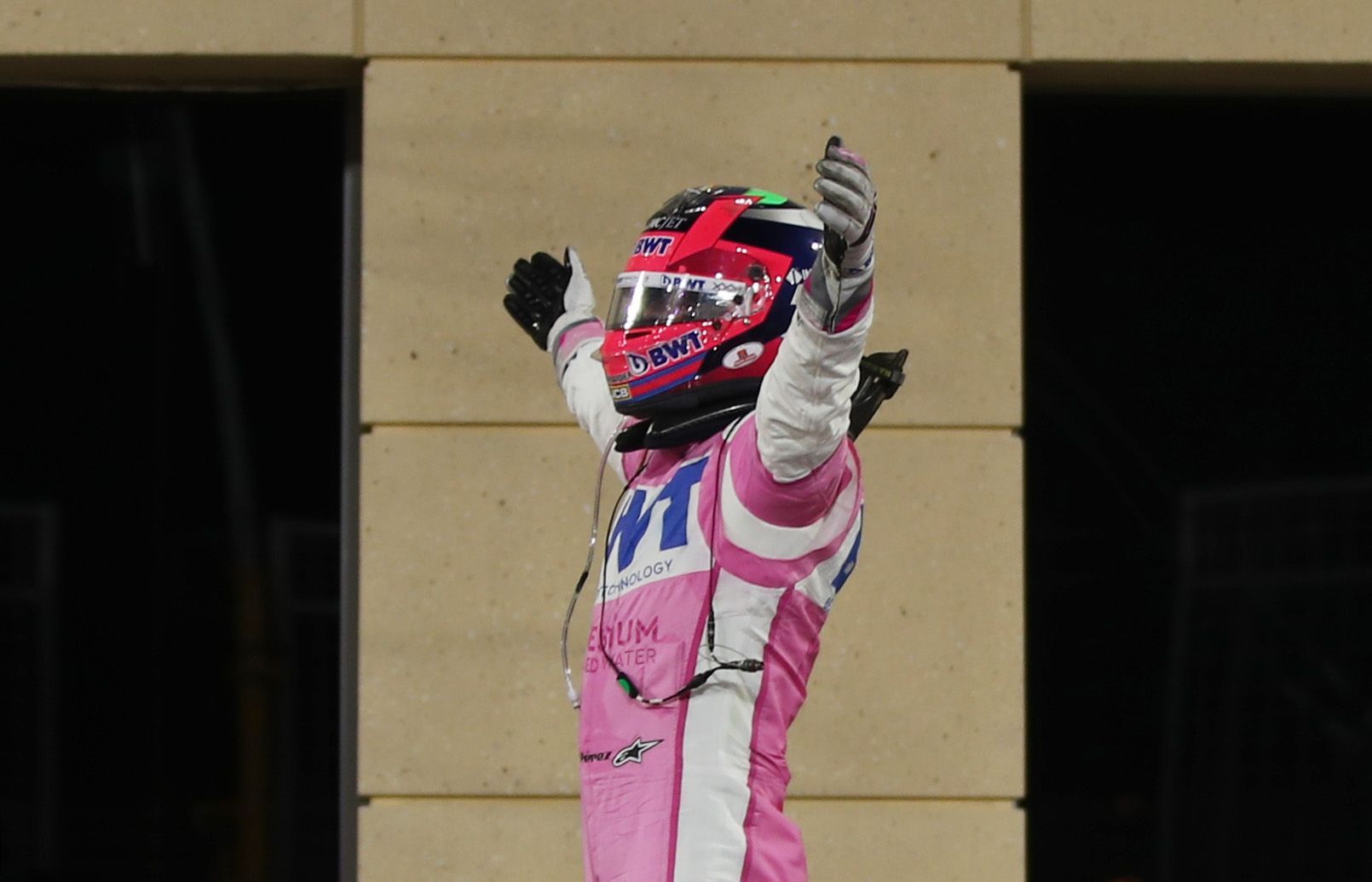 Sergio Pérez z Racing Pointu slaví triumf ve VC Sáchiru formule 1 2020