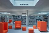Čítárna a knihovna pro laickou veřejnost je prosvětlená fasádou a střešními okny. V regálech je sto tisíc titulů k volnému výběru, nabízí studijní prostory i čtenářské koutky.