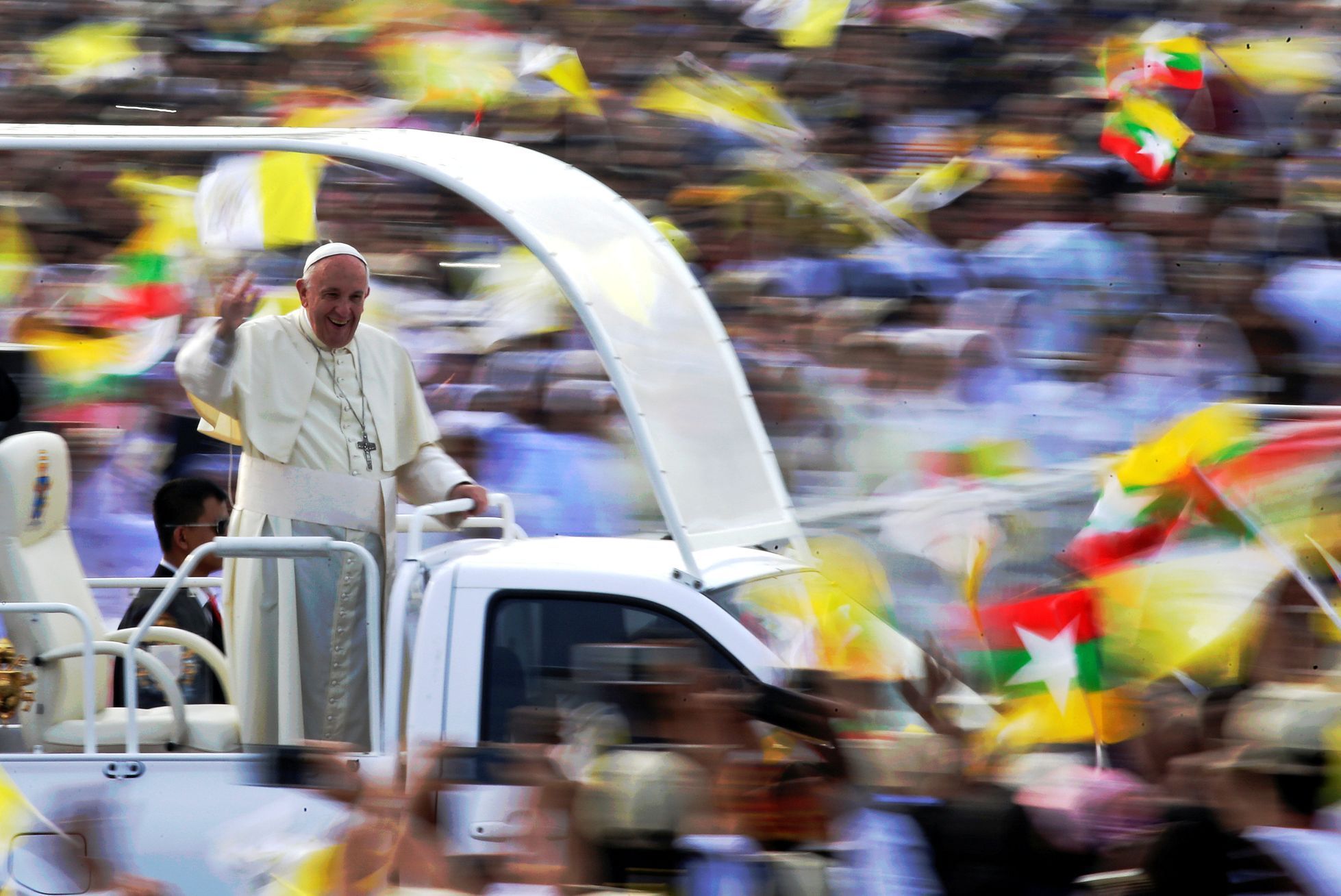 Papež František v papamobilu Barma