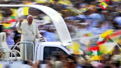 Papež František v papamobilu Barma