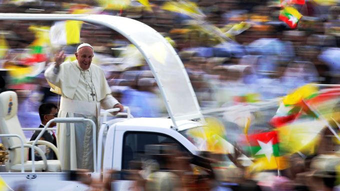 Papež František při mši v barmském hlavním městě Rangúnu.