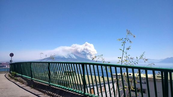 Dým stoupající z vrcholků Vesuvu není způsoben erupcí sopky, ale lesními požáry.