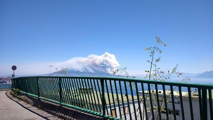 Dým stoupající z vrcholků Vesuvu není způsoben erupcí sopky, ale lesními požáry.