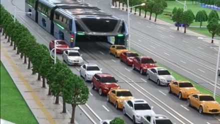 Firma staví křížence metra a autobusu, pod kterým budou projíždět auta