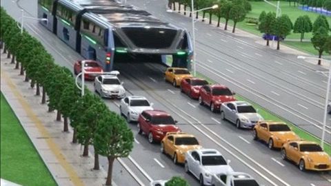 Firma staví křížence metra a autobusu, pod kterým budou projíždět auta