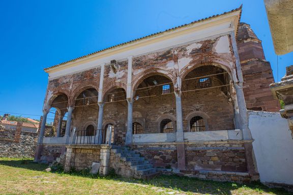 Yeni patří mezi největší mešity na ostrově, s kdysi vysokým stropem, který ji už dnes chybí, a zahradou, jež stavbu obíhá.