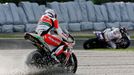 Tak tudy cesta nevede. Lascorz (Supersport, Honda) na výletu štěrkovou zónou.