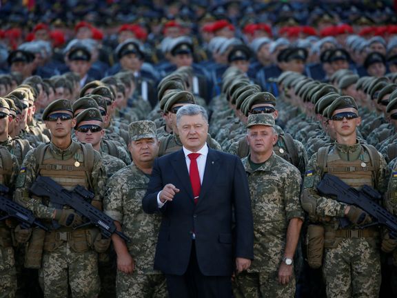 Petro Porošenko s ukrajinskými vojáky.