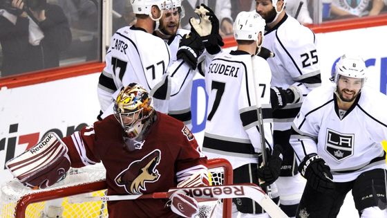 Radost Doughtyho a Stolla v zápas Phoenix Coyotes - LA Kings