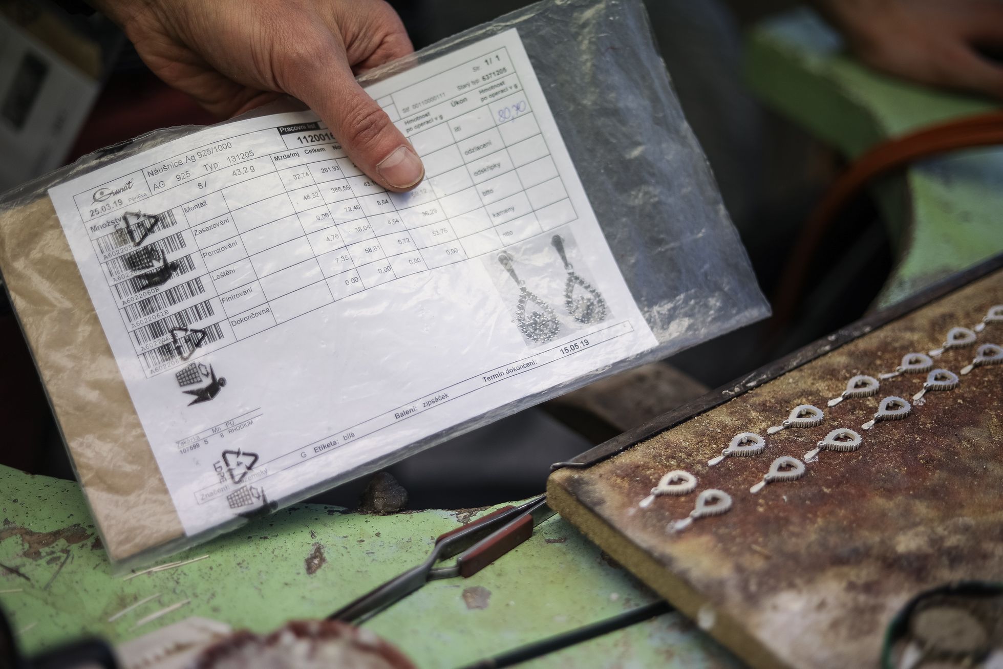 Výroba šperků z granátů, firma Granát Turnov