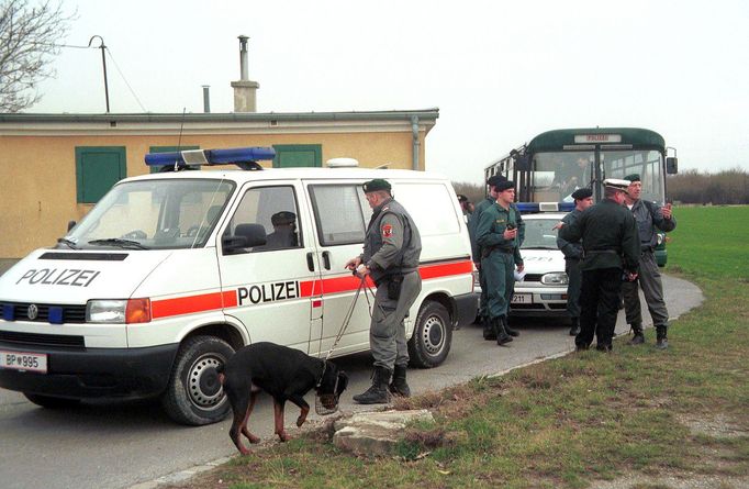 Policejní pátrání po zmizelé Natasche Kampuschové. Snímek z Rakouska z roku 1998.