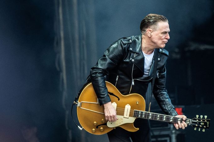 Bryan Adams při červnovém koncertu v dánském Odense.