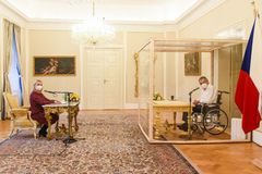 Šílené divadlo v Lánech. Zeman není sněmovna, není nad ústavou, ale je mu to dovoleno