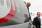 Událost, kterou tradičně navštíví statisíce lidí, zahájil francouzský prezident Francois Hollande. Na snímku vystupuje z kabiny letounu Dassault Falcon 5X.