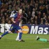 Andrés Iniesta z Barcelony střílí gól do sítě Chelsea za záda Petra Čecha během Ligy mistrů