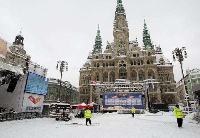 Osm hodin před oficiálním zahájením mistrovství. Na hlavním libereckém náměstí nebylo po fanoušcích ani stopy. Prostor střežili jen všudypřítomné přízraky zaměstnanců bezpečnostní služby ve fosforově zelených bundách.