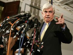 Senátor Christopher Dodd se do Bushe pořádně opřel.