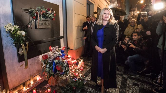 Čaputová v Česku uctila památku sametové revoluce, mluvila s prezidentem i studenty