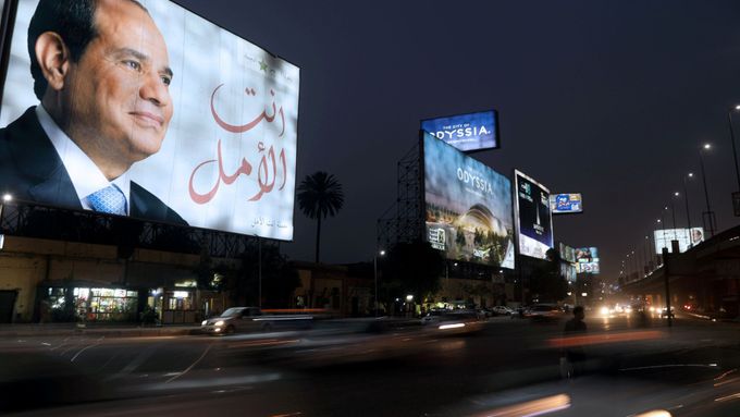 Plakát v Káhiře s podobiznou současného prezidenta Abdal Fattáha Sísího.