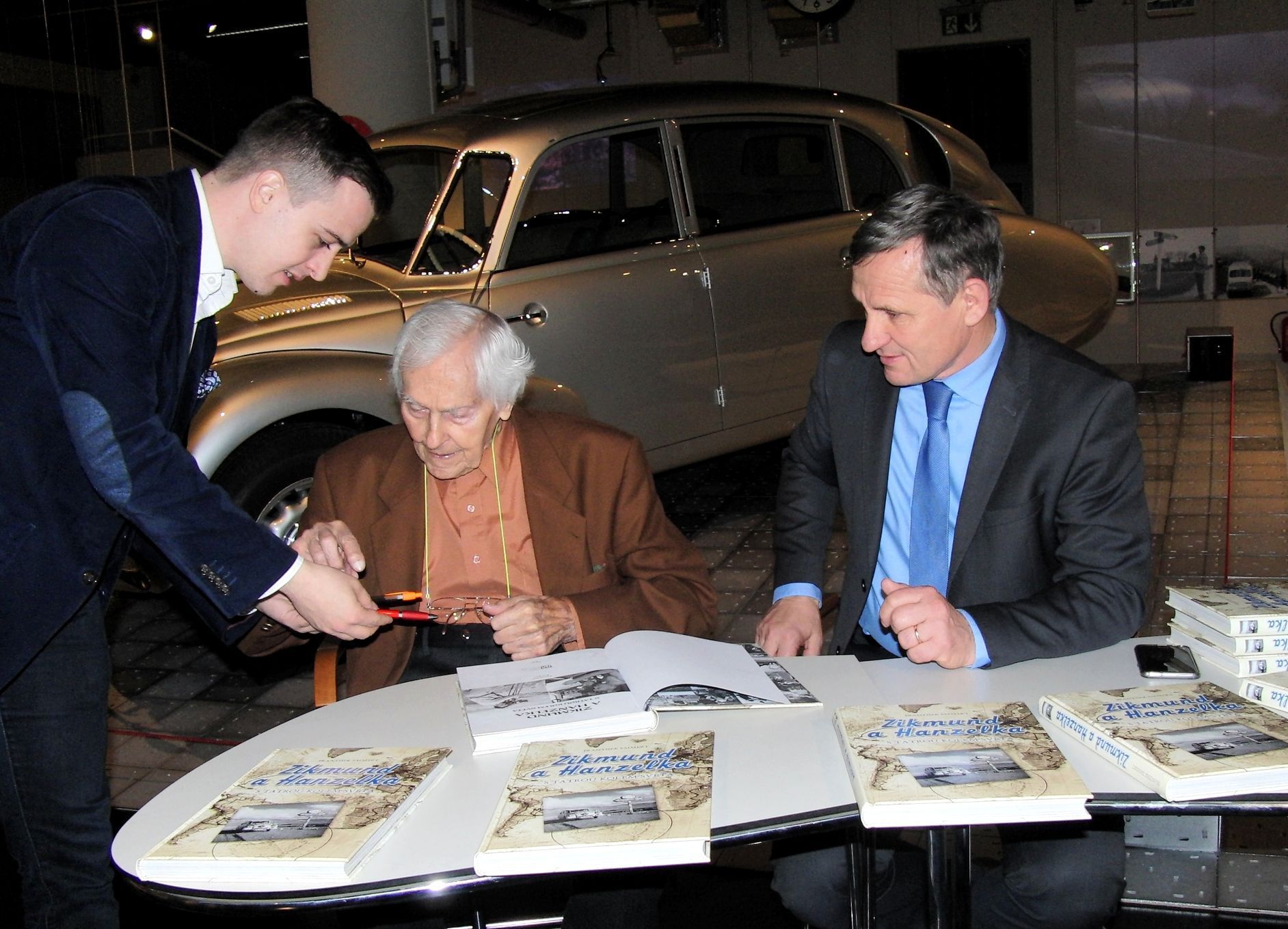 Cestovatel Miroslav Zikmund na křtu ve Zlíně (7. listopadu 2016)