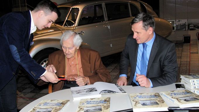 Miroslav Zikmund (97) vzpomínal, jak dorazili do Moskvy ve stejný den jako Fidel Castro, diskutoval se synem a podepisoval knihu Jiřímu Čunkovi.