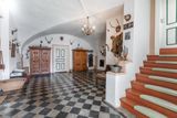 Vzhledem k tomu, že majitel sbírá starožitnosti především z 20. století, jsou interiéry v prvorepublikovém stylu.