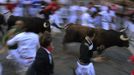 Runners sprint alongside Victoriano del Rio fighting bulls at the Estafeta corner during the sixth running of the bulls at the San Fermin festival in Pamplona July 12, 2012. Several runners suffered light injuries in a run that lasted two minutes and twenty seconds, according to local media. REUTERS/Vincent West (SPAIN - Tags: ANIMALS SOCIETY) Published: Čec. 12, 2012, 8:46 dop.