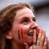 Fanynka sleduje v Bruselu  semifinále MS 2018 Francie - Belgie