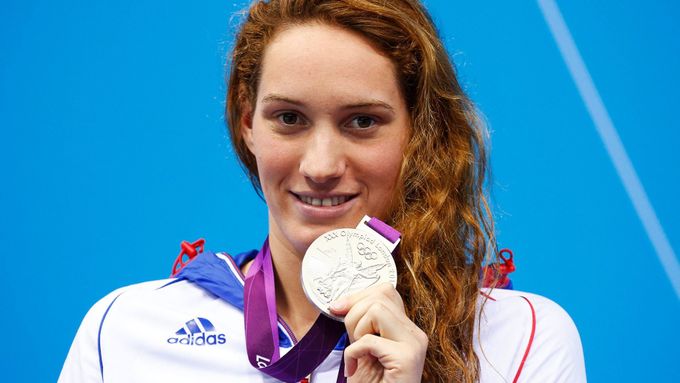 Francouzská plavkyně Camille Muffatová se stříbrem z olympiády v Londýně. I ona seděla v helikoptéře, která havarovala v Argentině.