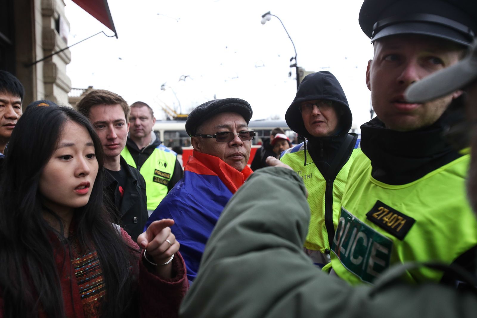 Pro a proti čínští demonstranti u Národního divadla
