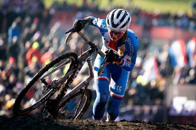 Barbora Bukovská v závodě MS juniorek v Liévinu