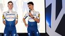 Remco Evenepoel (vlevo) a Julian Alaphilippe na kempu cyklistického týmu Deceuninck - Quick-Step ve Španělsku (2020).