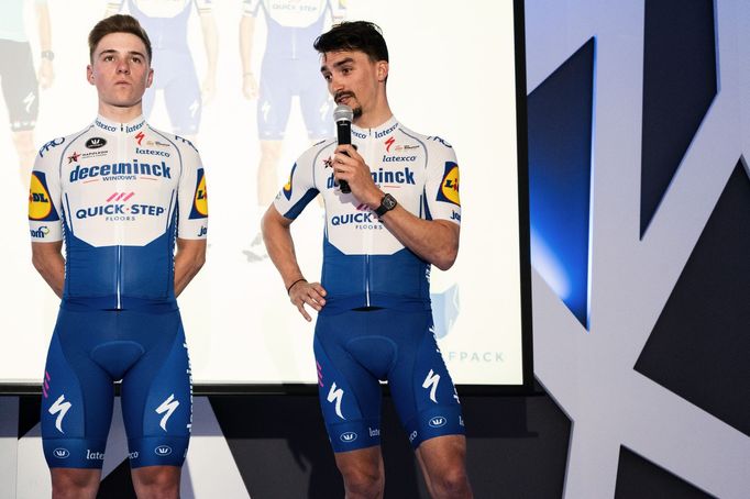 Remco Evenepoel (vlevo) a Julian Alaphilippe na kempu cyklistického týmu Deceuninck - Quick-Step ve Španělsku (2020).