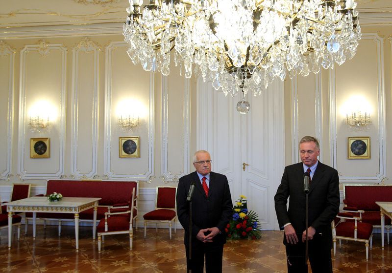 Mirek Topolánek donesl Václavu Klausovi demisi vlády