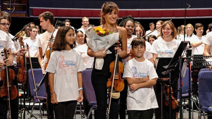 Podívejte se na ukázku ze strhujícího provedení Bernsteinových skladeb v podání Sistema Europe Youth Orchestra, kde vystupují děti od 6 do 15 let.