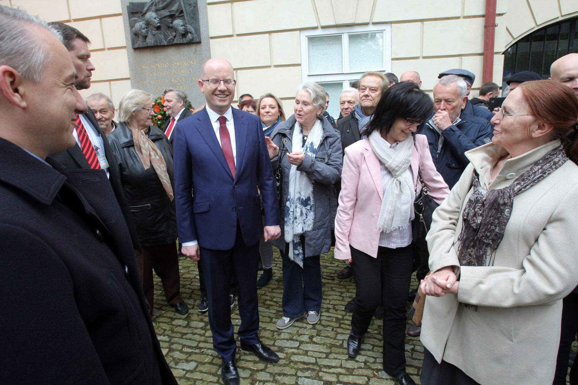 Sobotka u rozhlasu klade věnec