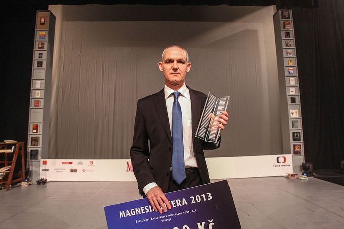 Jiří Hájíček převzal cenu Magnesia Litera, kterou v roce 2013 získal za román Rybí krev.