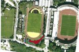 Na této fotografii vidíte červeně vyznačné místo, kde během příštího roku vznikne novostavba se sídlem FAČR. Vlevo stadion Přátelství, vpravo stadion Evžena Rošického.