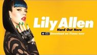 LILY ALLEN. Před třetím albem Lily Allen je více otázek, než očekávání. Dostanou za pravdu ti, kteří ji považovali za módní produkt ,,autorsky působícího ženského popu", nebo se zpěvačka potvrdí jako umělkyně se svou vlastní vizí? Nabídne Allen něco víc než kdysi populární vulgární roztomilost roztržité sympatické hipsterky? Nezařadí se svou novinkou do zástupci uniformovaných ženských zpěvaček? Není zdaleka jisté, že Lilly Allen obstojí, ale minimálně bude na facebooku o čem diskutovat. Album je zatím bez titulu, vyjít by mělo na jaře.