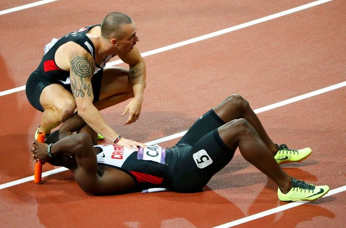 Kanadští sprinteři jsou smutní po diskvalifikaci ve finále štafety 4x100 metrů na OH 2012 v Londýně.