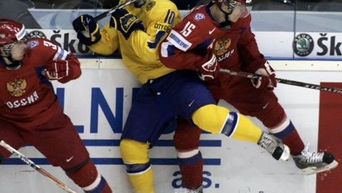 Souboj Rusa Doronina se Švédem Kempem během semifinále MS hokejistů do 20 let.