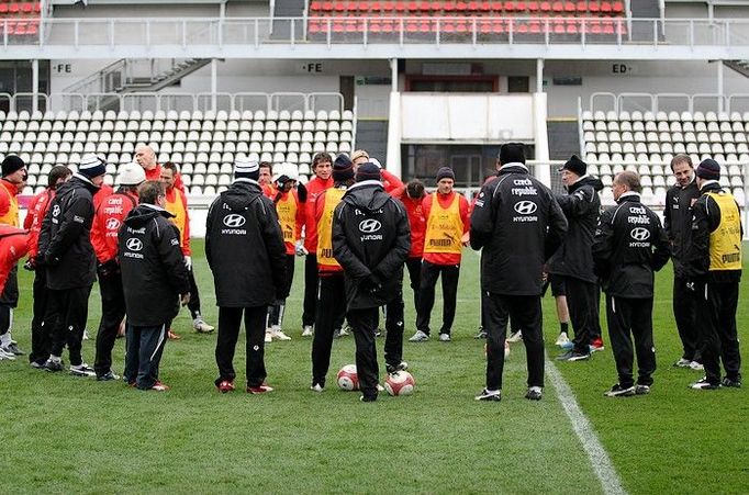 Středeční ranní trénink před sobotním utkáním s Německem začal poradou na hřišti...