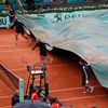 Zatahování kurtu po přerušení utkání mezi Rafalem Nadalem a Davidem Ferrerem v semifinále French Open 2012
