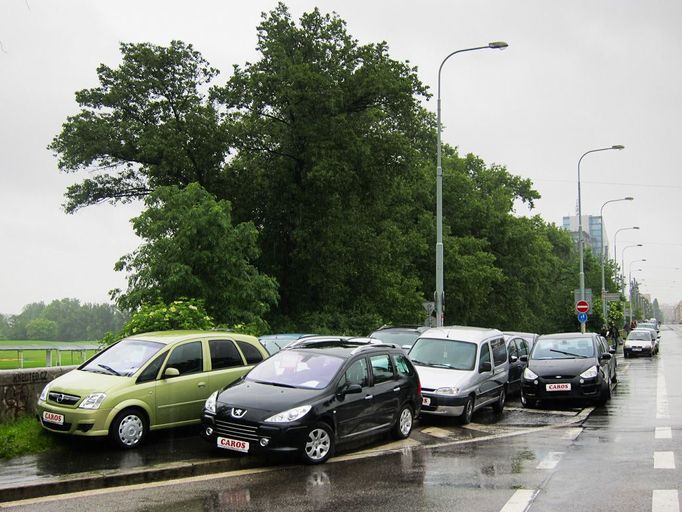 Tyto evakuované vozidla pocházela právě ze zmiňovaných autobazarů.