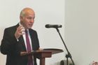 Fischer se oficiálně uchází o Hrad, kandidaturu s podpisy senátorů odevzdal na ministerstvu vnitra
